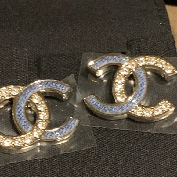 Absolutely stunning authentic brand new Chanel studs blue /crystals cc earrings - Picture 8 of 9